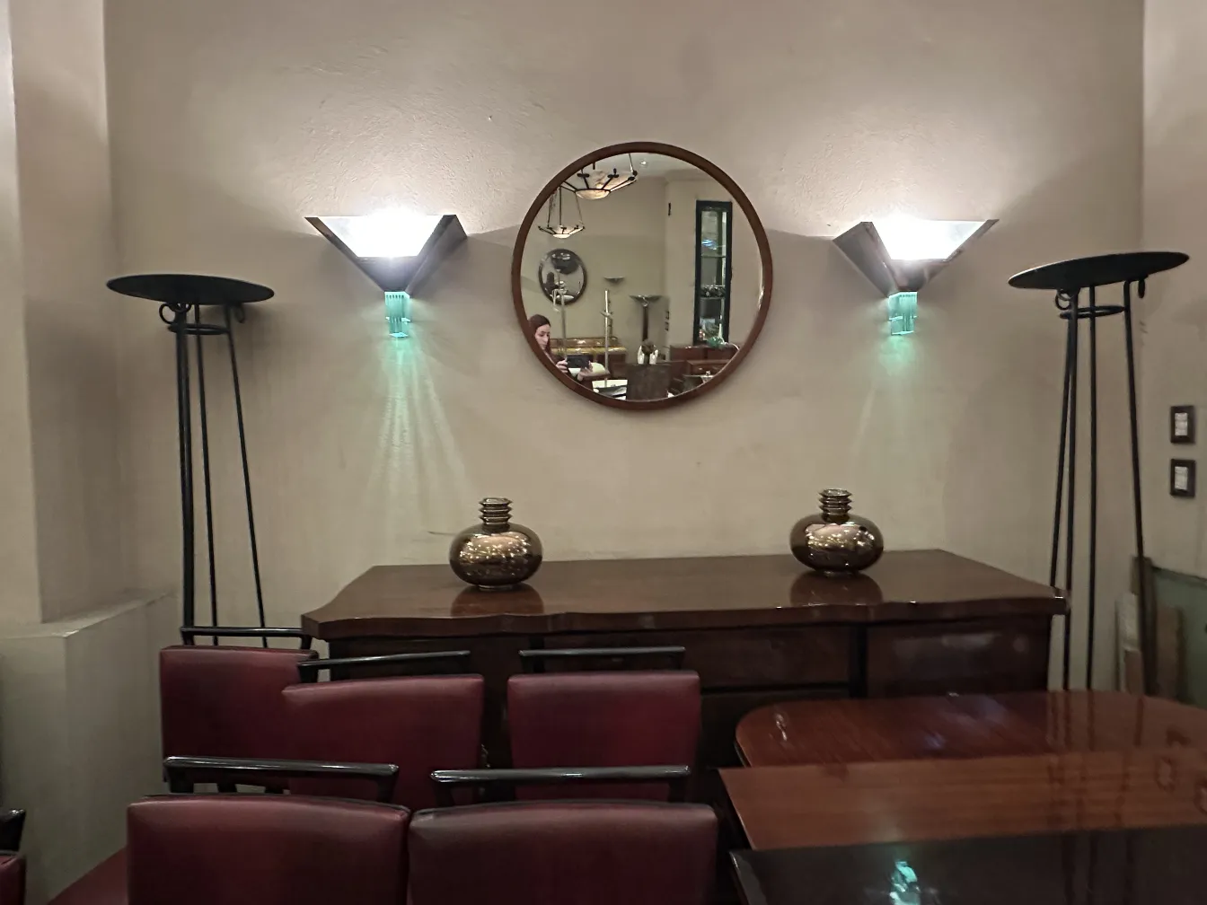 Credenza antica con dettagli decorativi e vasi