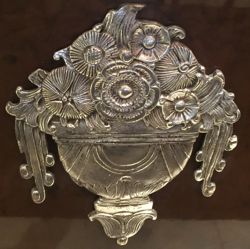 quincaillerie ornée d'un vaisselier ancien avec fleurs sculptées