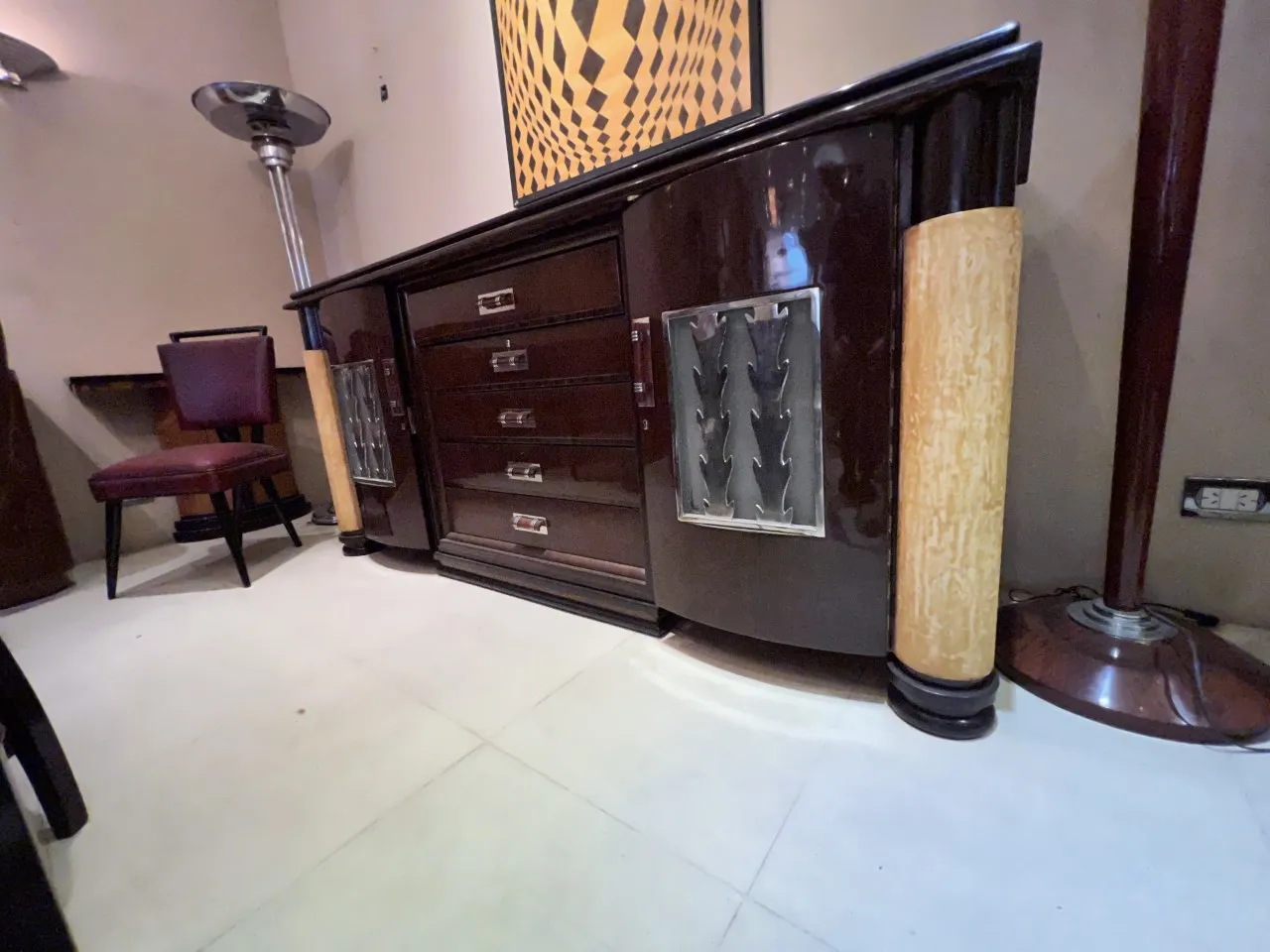 credenza antica con finiture lucide e dettagli decorativi