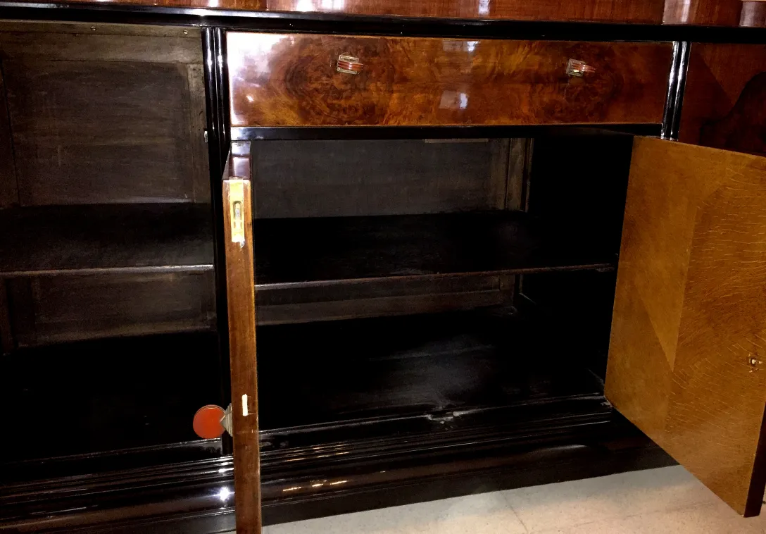 पुरानी कपड़े रखने की, जो drawers और shelves दिखा रही है।