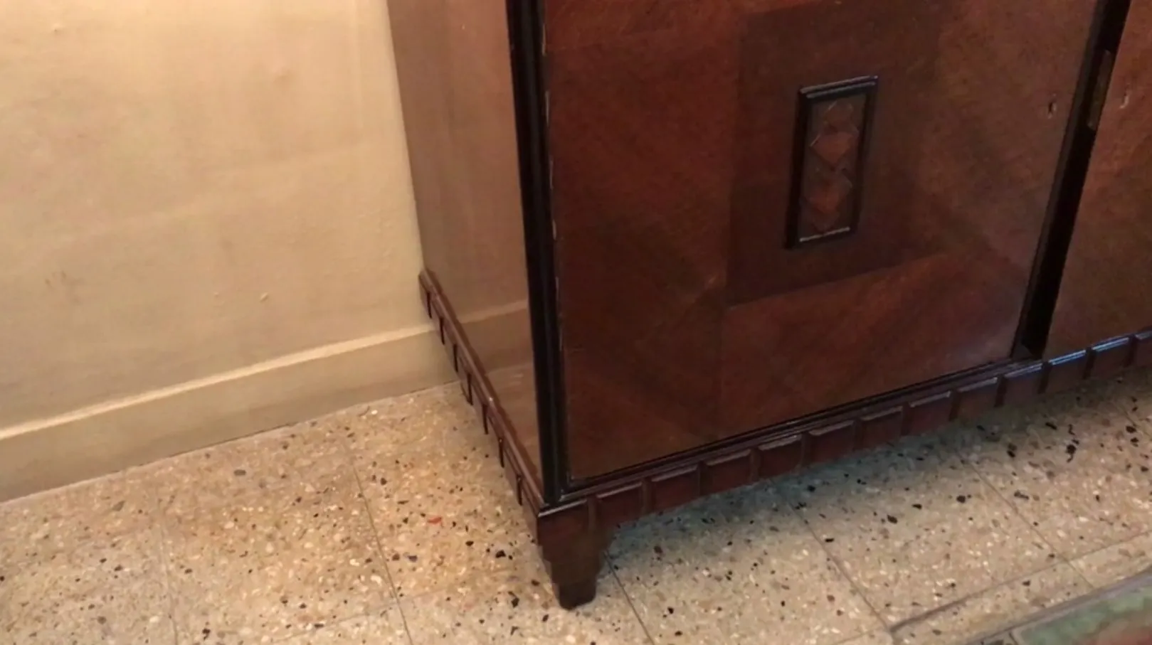 credenca antica con dettagli decorativi in un ambiente elegante