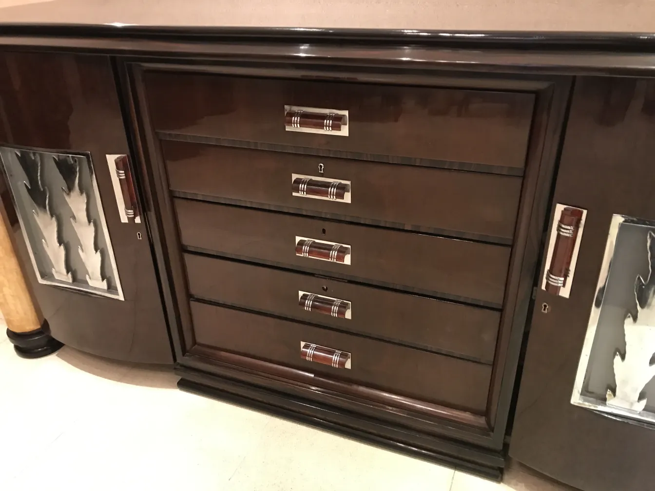 Credenza antica con sei cassetti, decorata elegantemente.