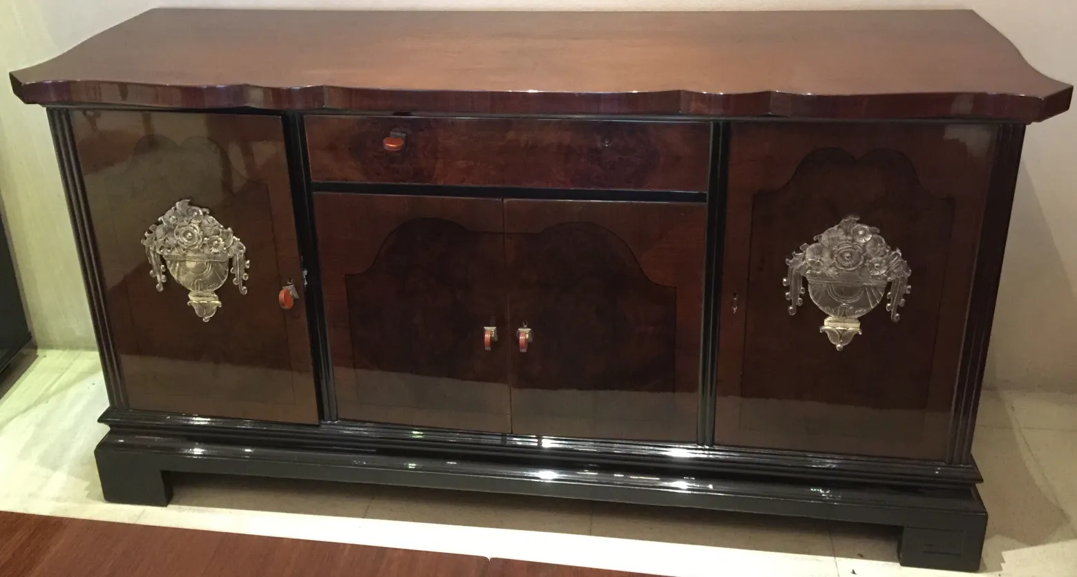 Credenza antica con dettagli in bronzo e finitura lucida, decorata.