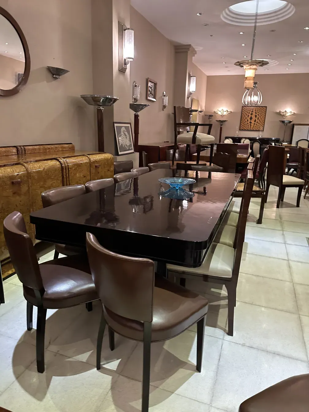 aparador antigo com cadeiras elegantes em uma sala de jantar