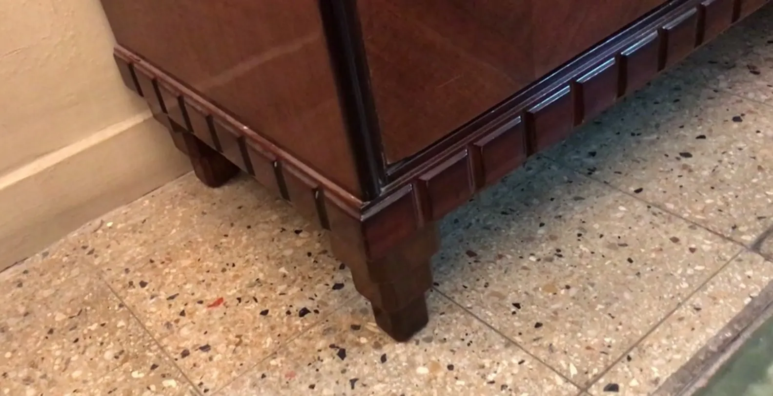 Aufwändige Details an einer antiken Anrichte mit markanten Beinen in einer klassischen Umgebung.