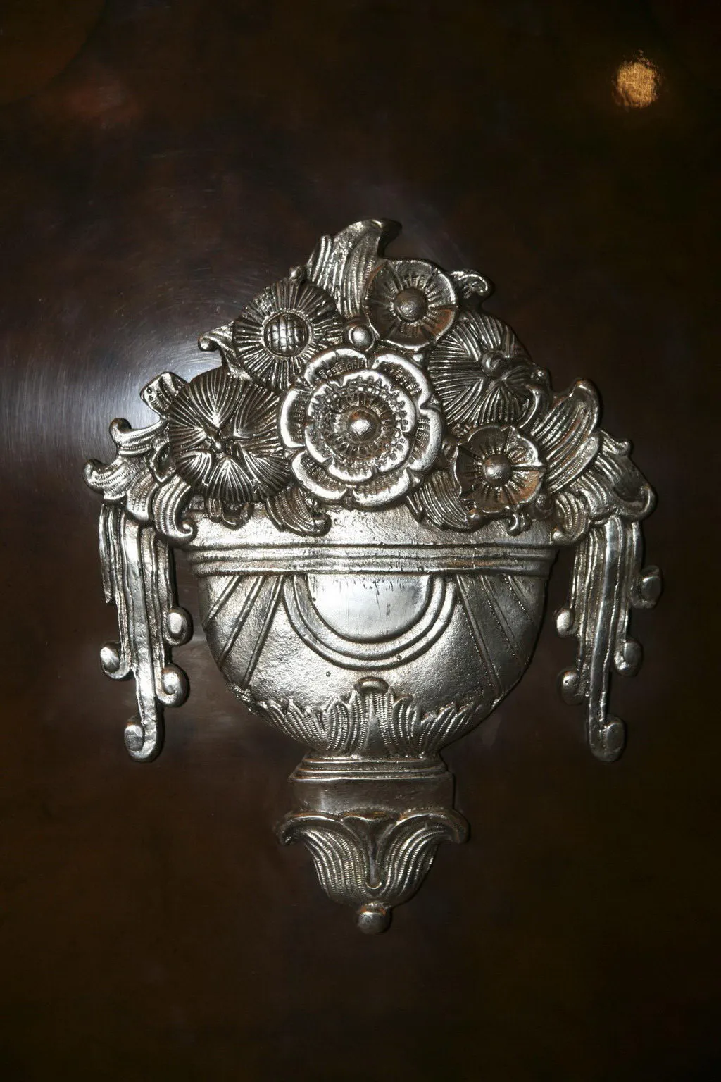 Aparador antigo com decoração floral intrincada, elegante.