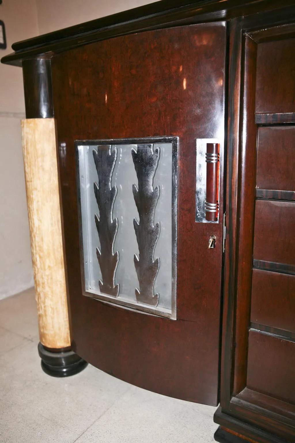 光沢のある仕上げと装飾的な細部を持つアンティークサイドボード、クラシックな環境に配置されています。