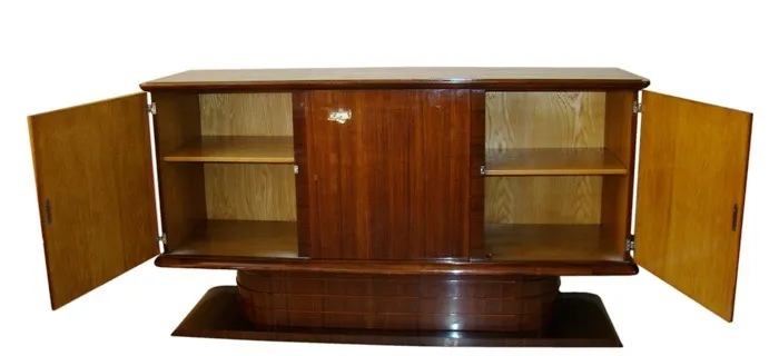 credenza antica con ripiani aperti e porte