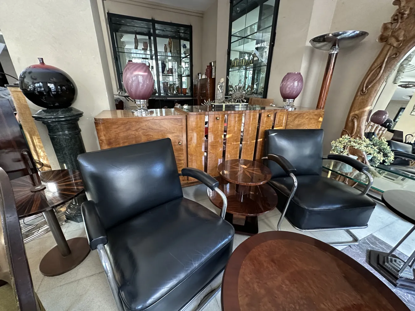 credenza antica in ambiente elegante con sedie