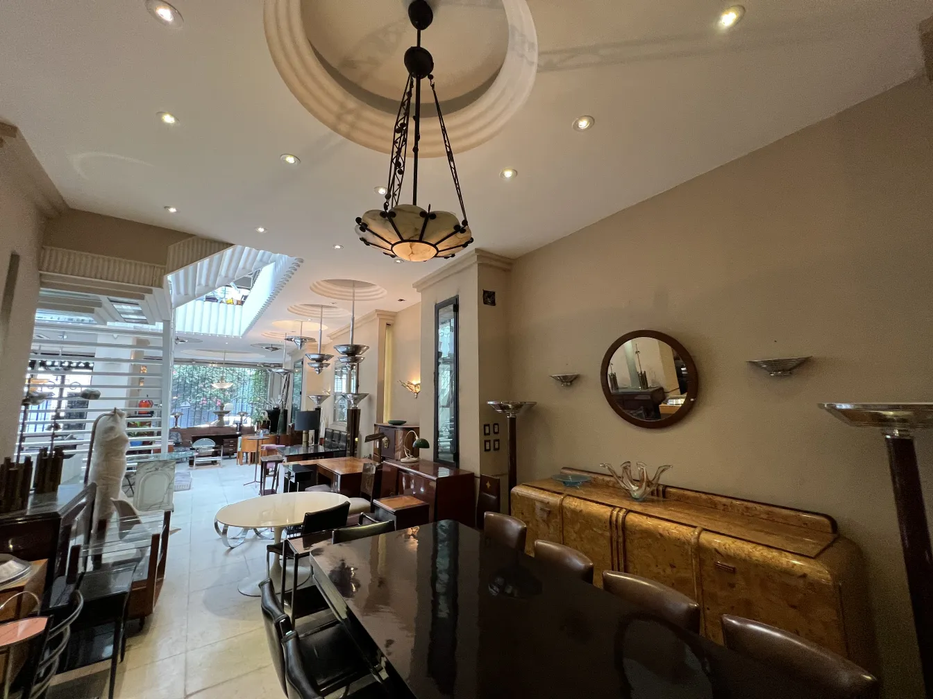 aparador antigo com design clássico e elegante, cercado por móveis e decoração