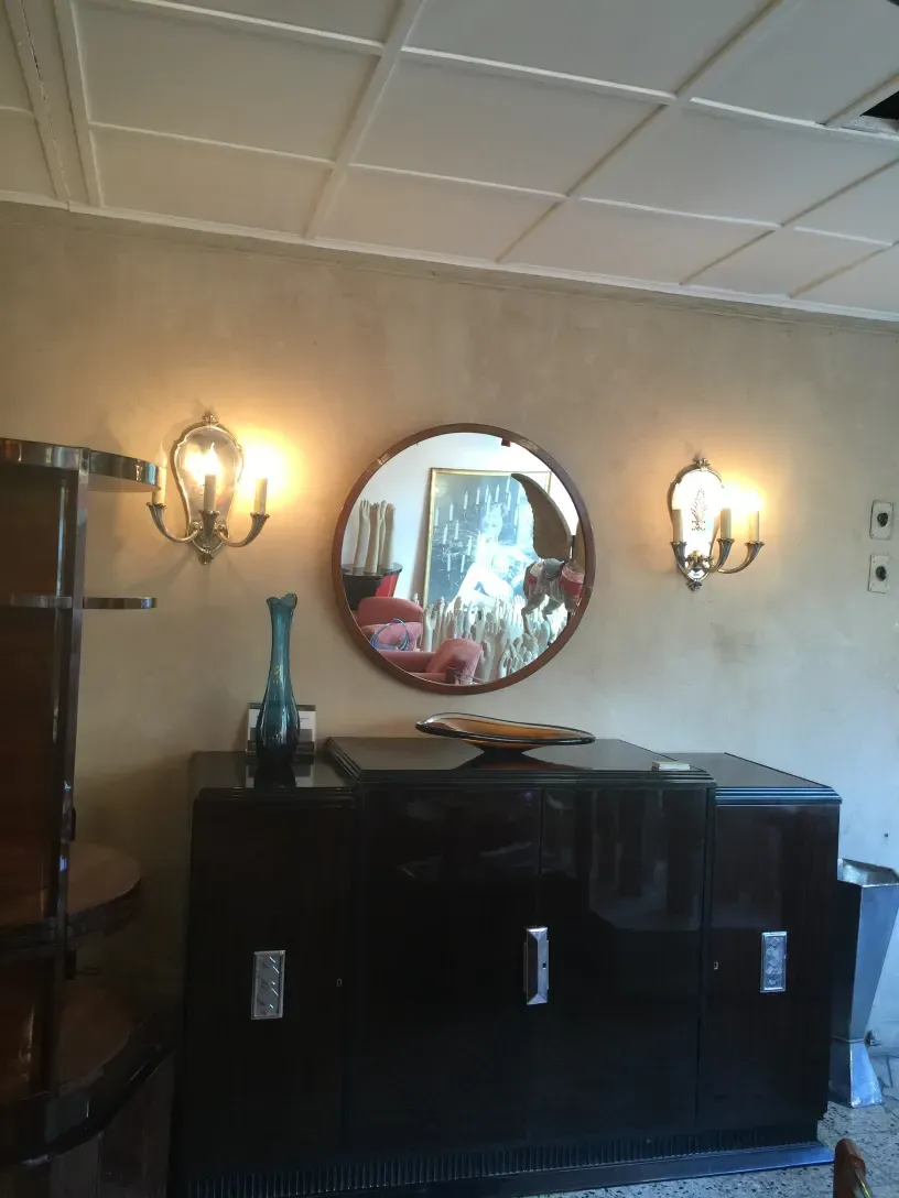 aparador antiguo con espejo, decoración elegante y luz cálida