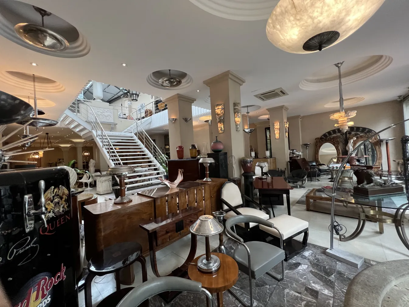 Aparador antigo apresentado em um ambiente elegante.