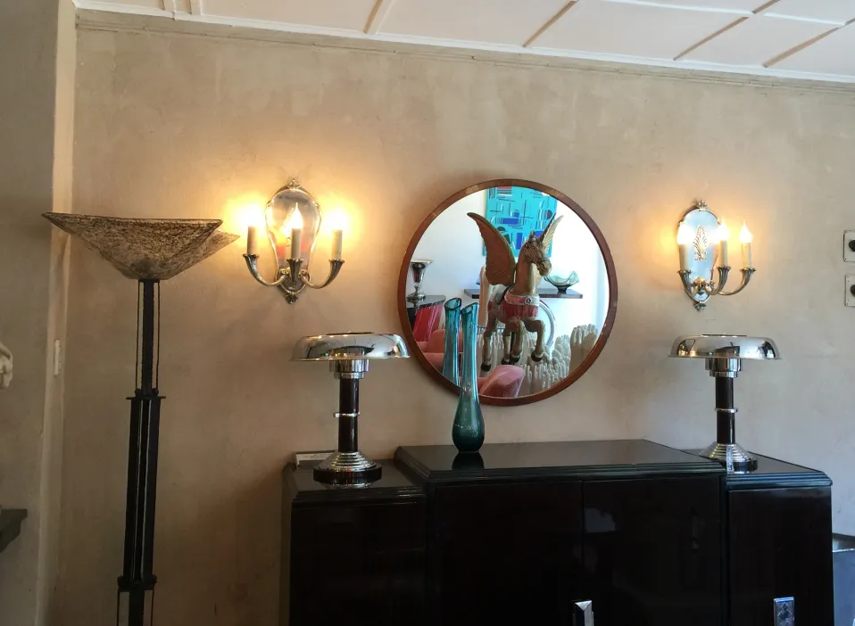 Credenza antica in una stanza con illuminazione soffusa e decorazioni