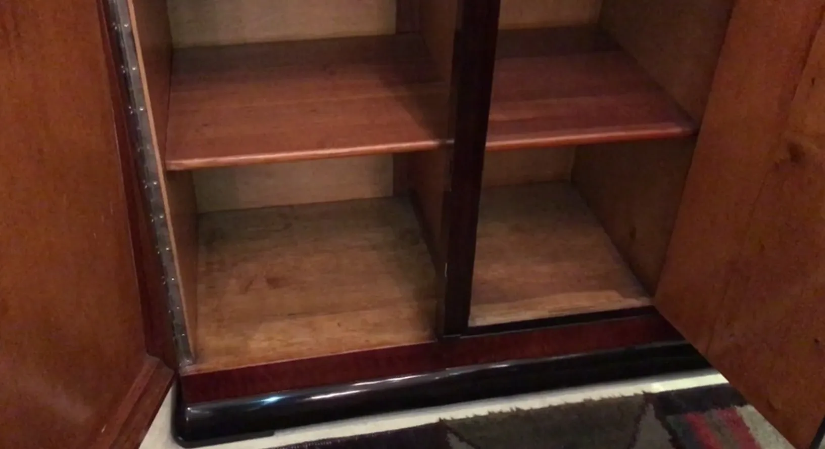 antike Anrichte im klassischen Stil mit leeren Fächern im Inneren