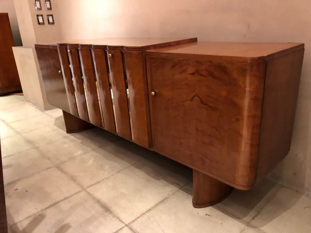 Credenza antica dallo stile elegante con porte lisce e gambe arrotondate.