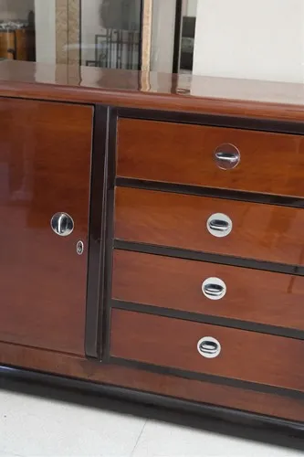 credenza antica marrone con dettagli cromati, elegante