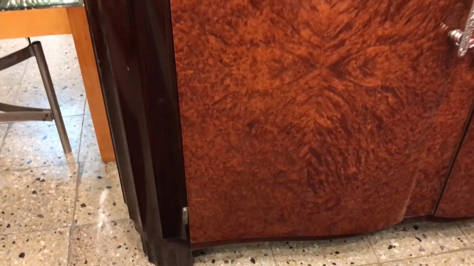 بوفيه قديم بتصميم كلاسيكي، مزين وأنيق.