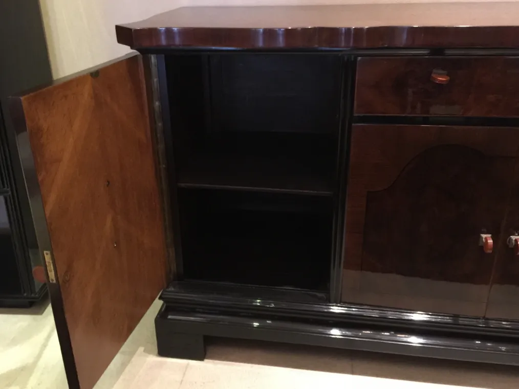 Vaisselier antique montrant une étagère intérieure et un design classique.