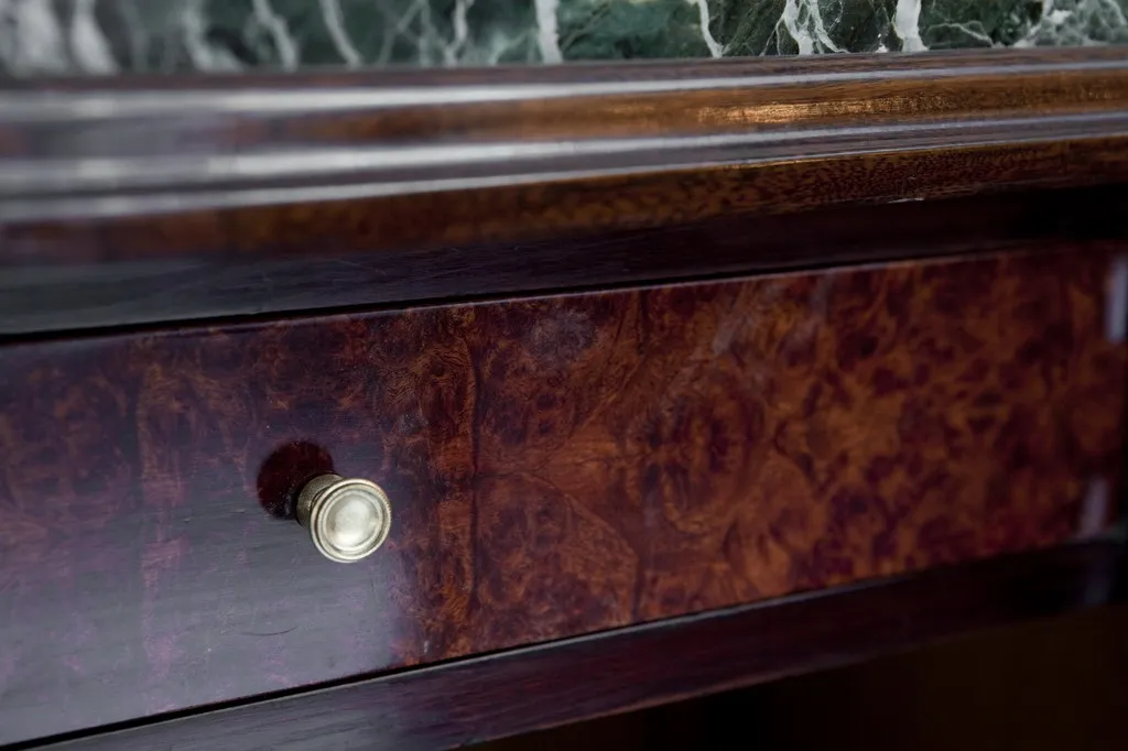 Credenza antica con dettagli intricati, perfetta per interni classici.