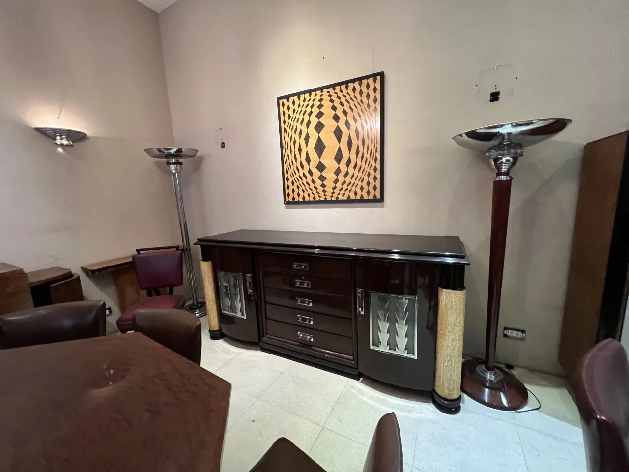 aparador antigo escuro com detalhes decorativos em um ambiente moderno