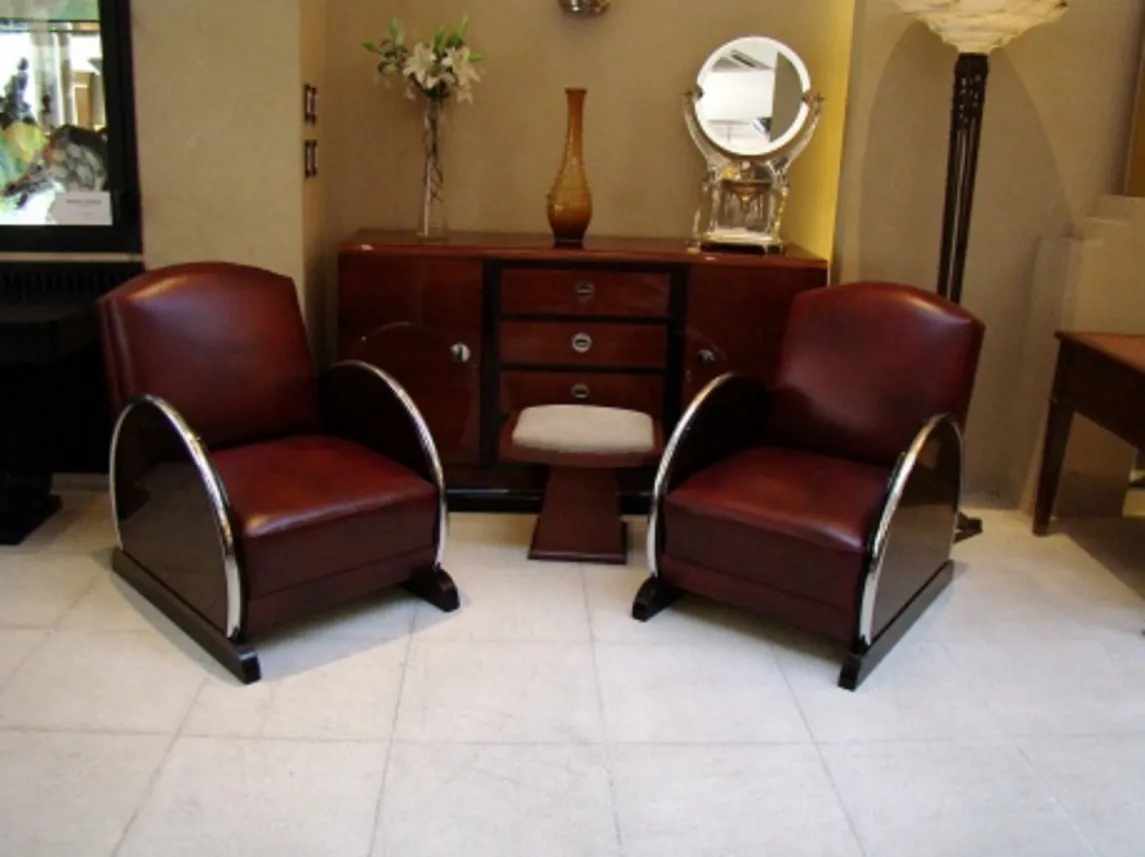 Aparador antiguo en un ambiente decorativo con sillas. Una pieza elegante.