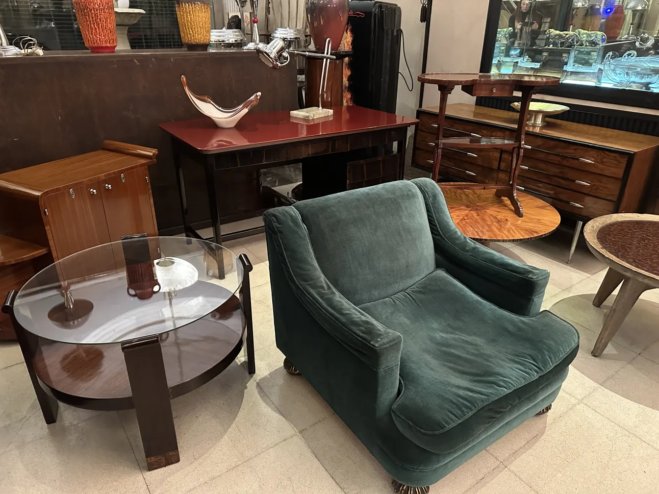 Antiguo aparador amarillento, con detalles elegantes, rodeado de muebles antiguos y accesorios decorativos.