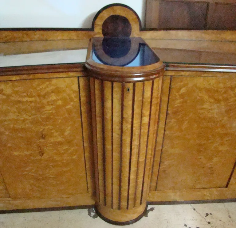 Antike Anrichte mit elegantem Design und hellen Tönen, in klassischer Umgebung.