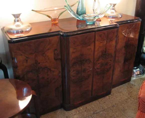 credenza antica con dettagli decorativi ed eleganza.