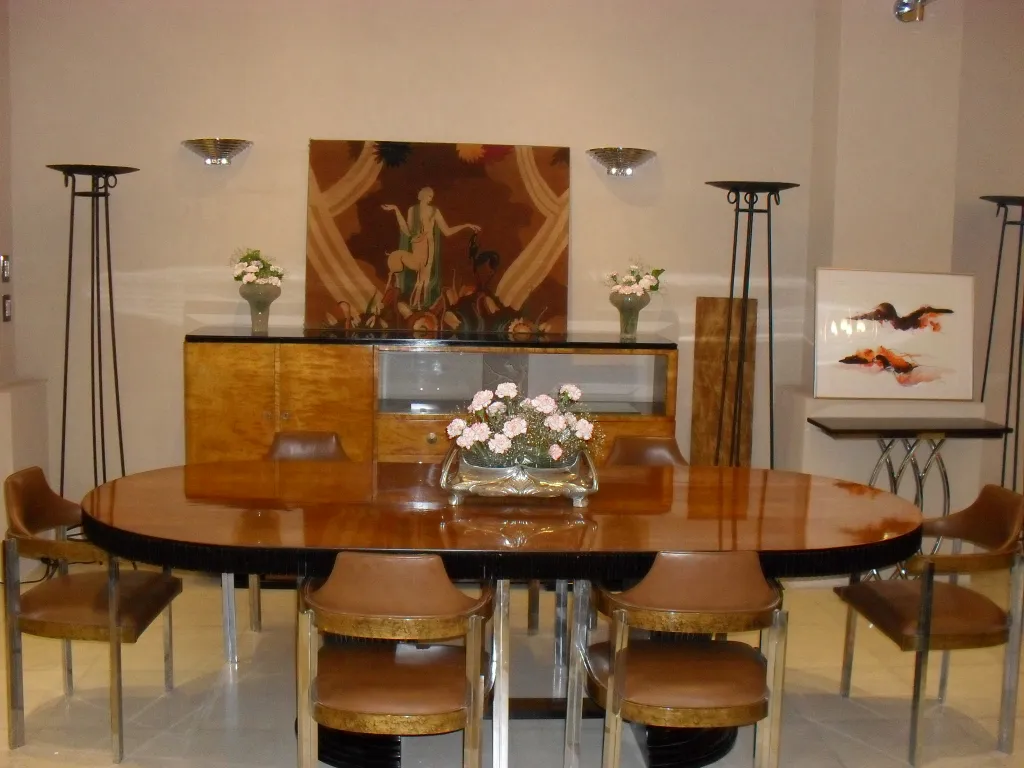 aparador antigo em um ambiente elegante com decoração