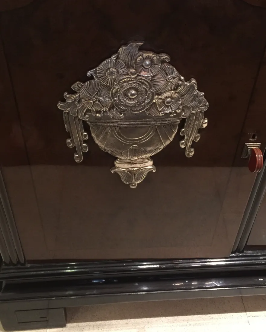 aparador antiguo con un diseño decorativo en la puerta y ambiente elegante