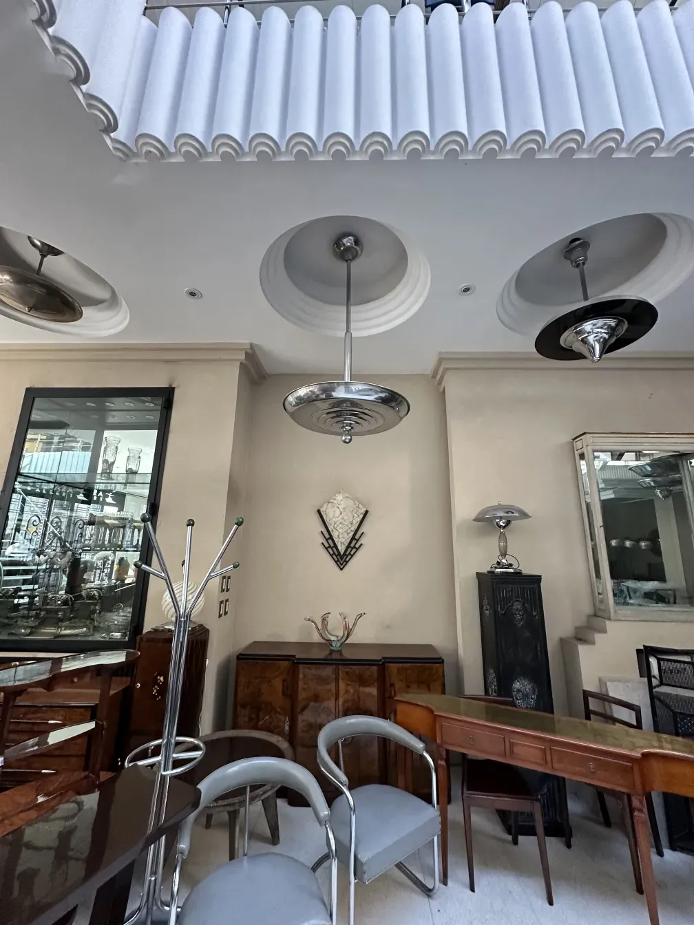 Aparador antiguo en un ambiente de salón con decoración elegante.