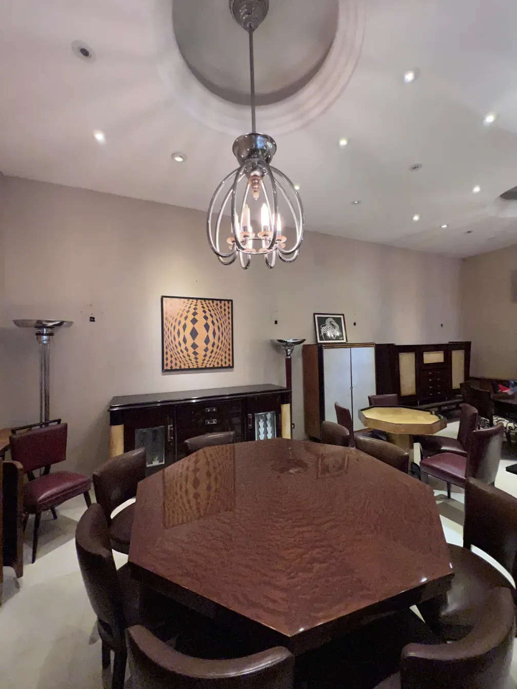 정교한 디자인의 구식 찬장이 우아한 환경에 놓여 있음