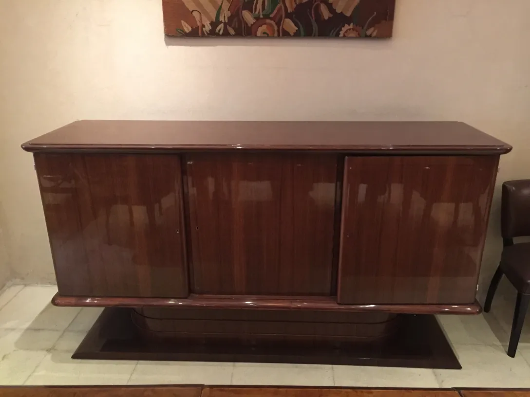 credenza antica con design elegante e tocchi sottili