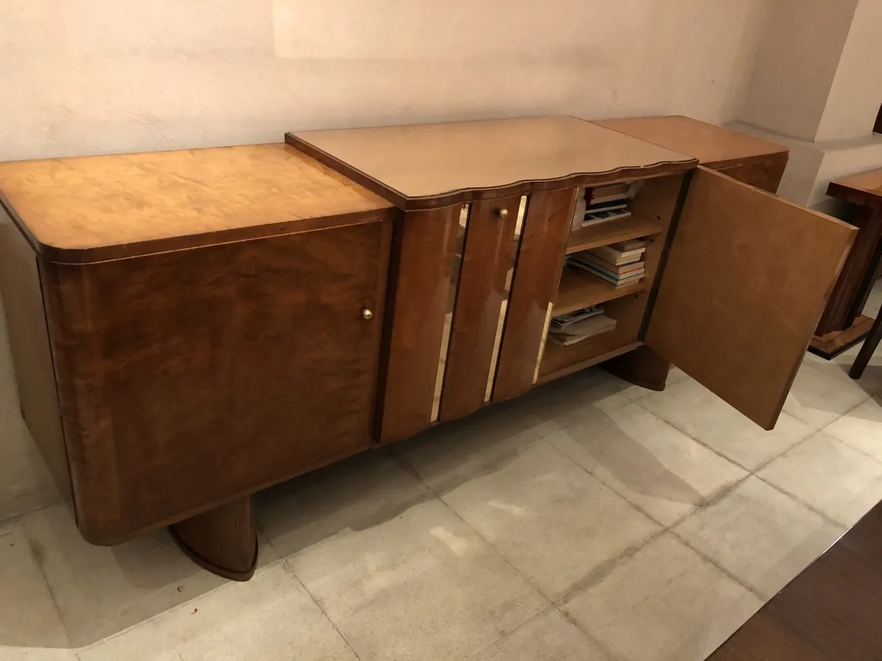 Credenza antica con finiture eleganti e spazio per riporre