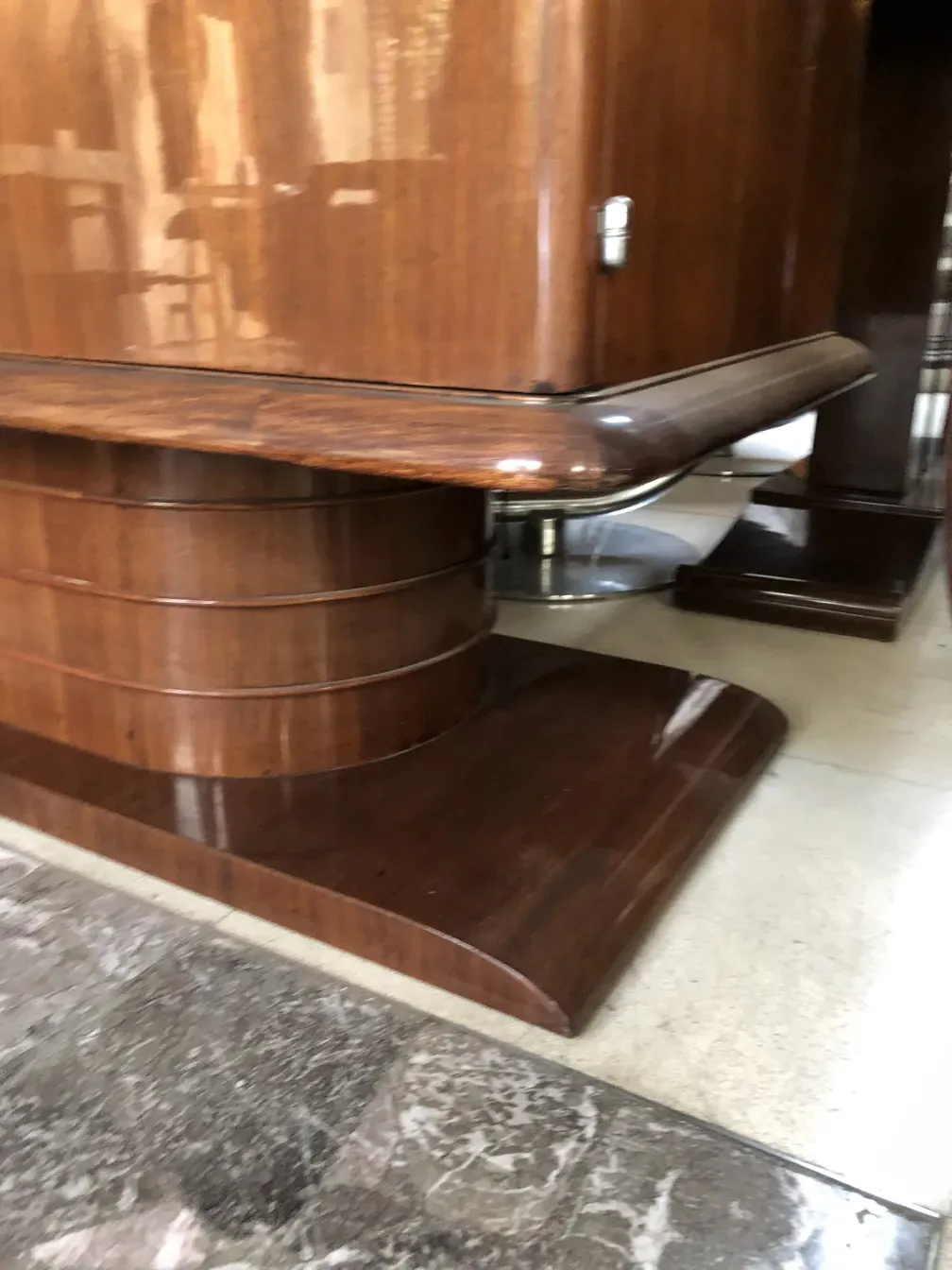 Antike Anrichte mit eleganten Details in einem klassischen Ambiente.