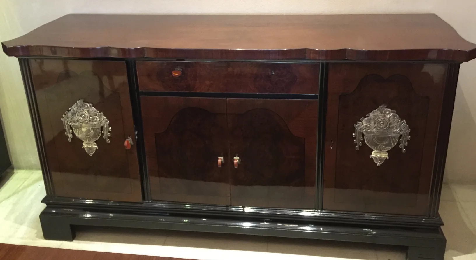 Vaisselier ancien avec des détails décoratifs et un design élégant, parfait pour un environnement classique. Peut inclure d'autres objets décoratifs