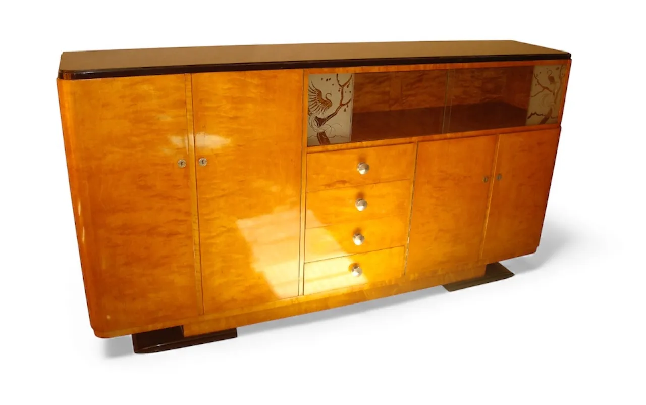 Credenza antica con porte e cassetti, ambiente elegante.