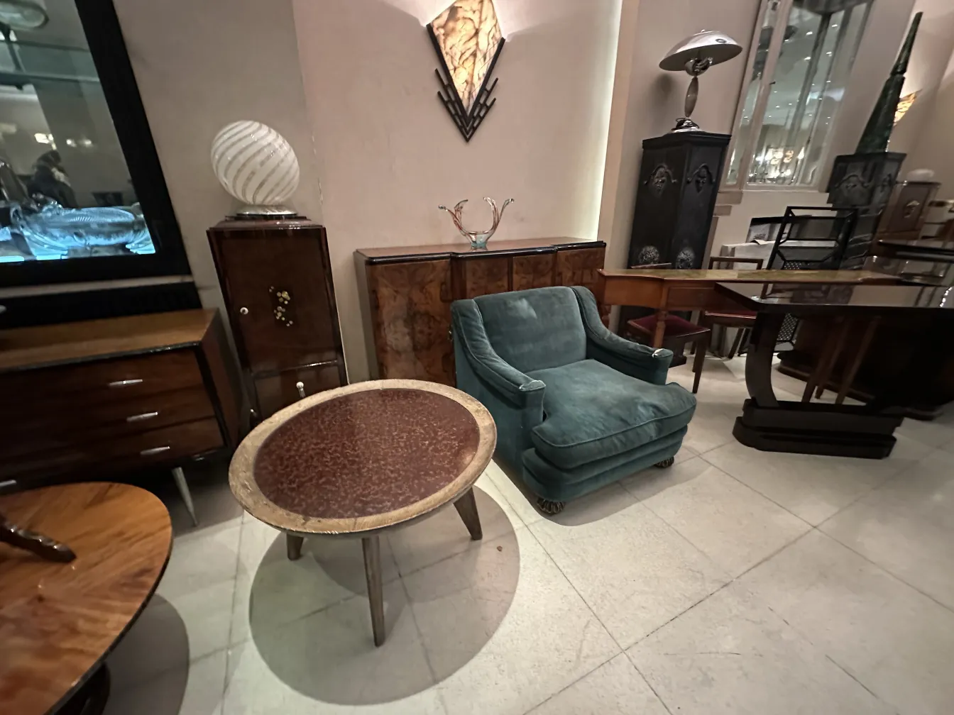 Credenza antica con un'atmosfera classica ed elegante.