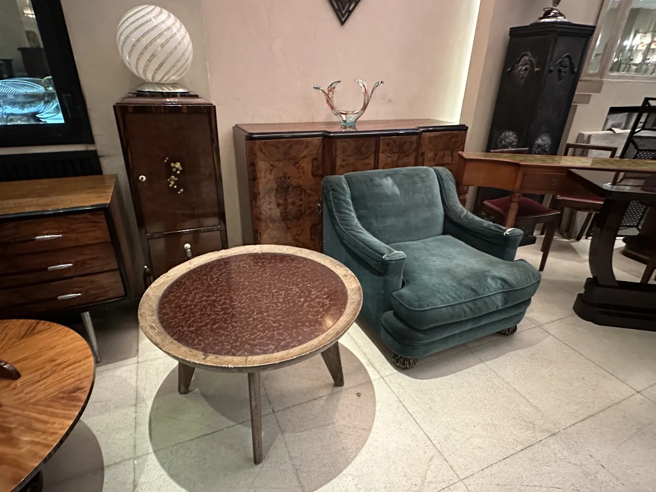 aparador antiguo de madera oscura con detalles elegantes en un ambiente clásico y acogedor.