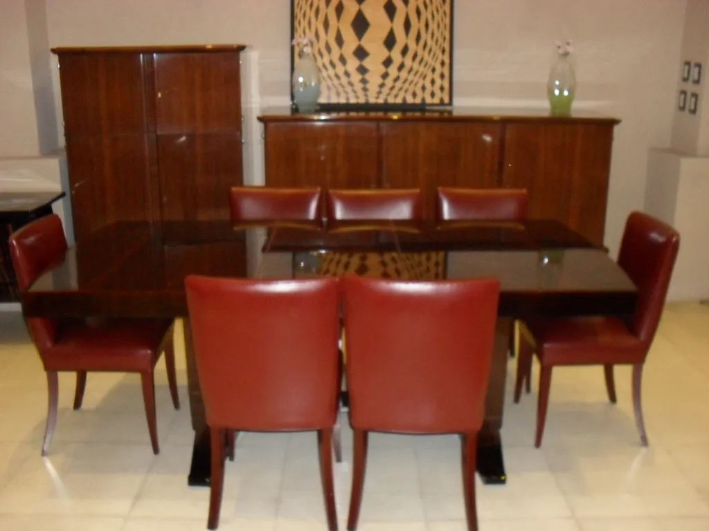 antike Holz-Anrichte mit klassischem Design, elegantes Ambiente