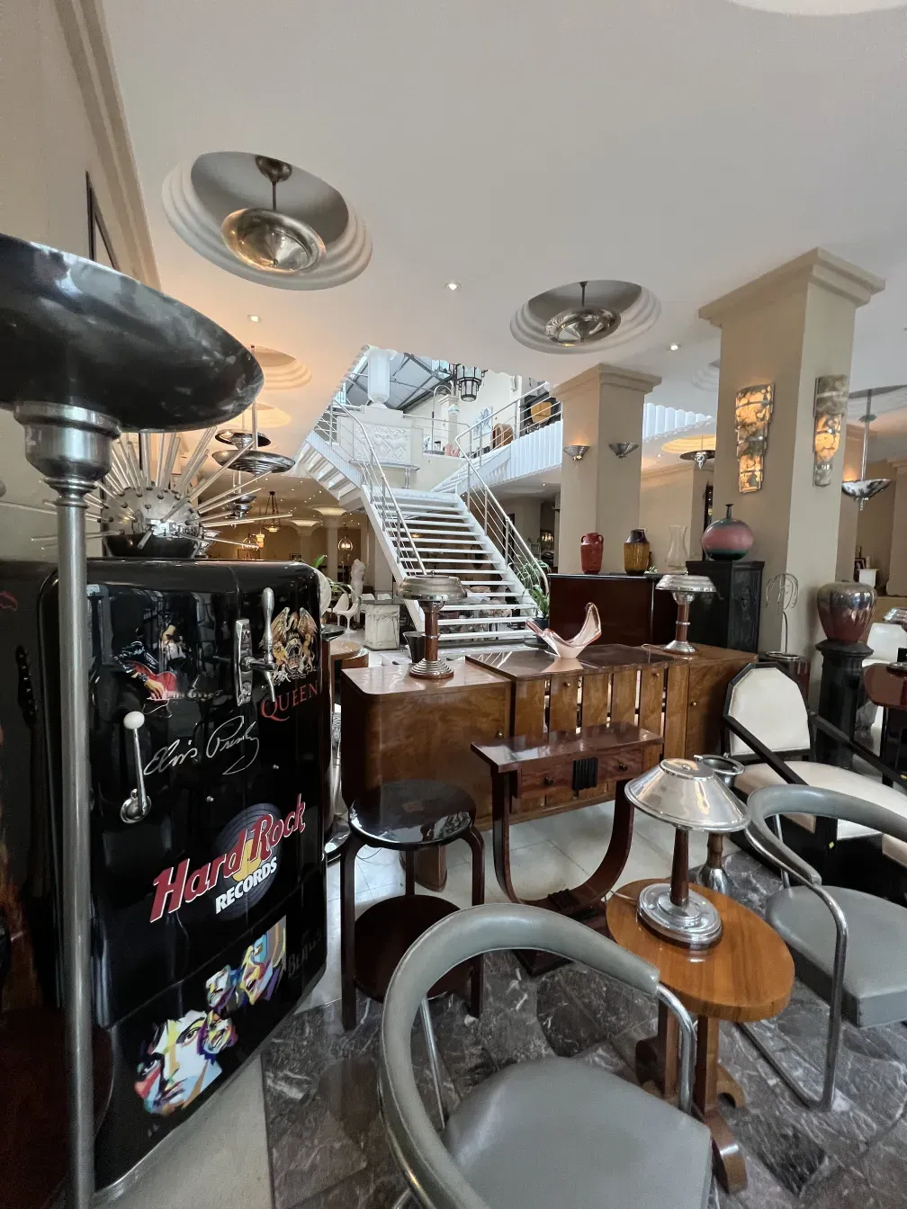 aparador antiguo en un ambiente elegante con asientos cómodos