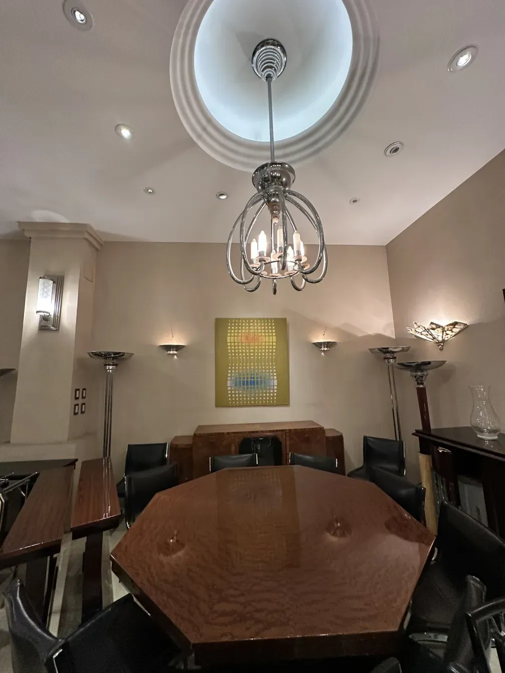 Vaisselier ancien élégant dans un salon