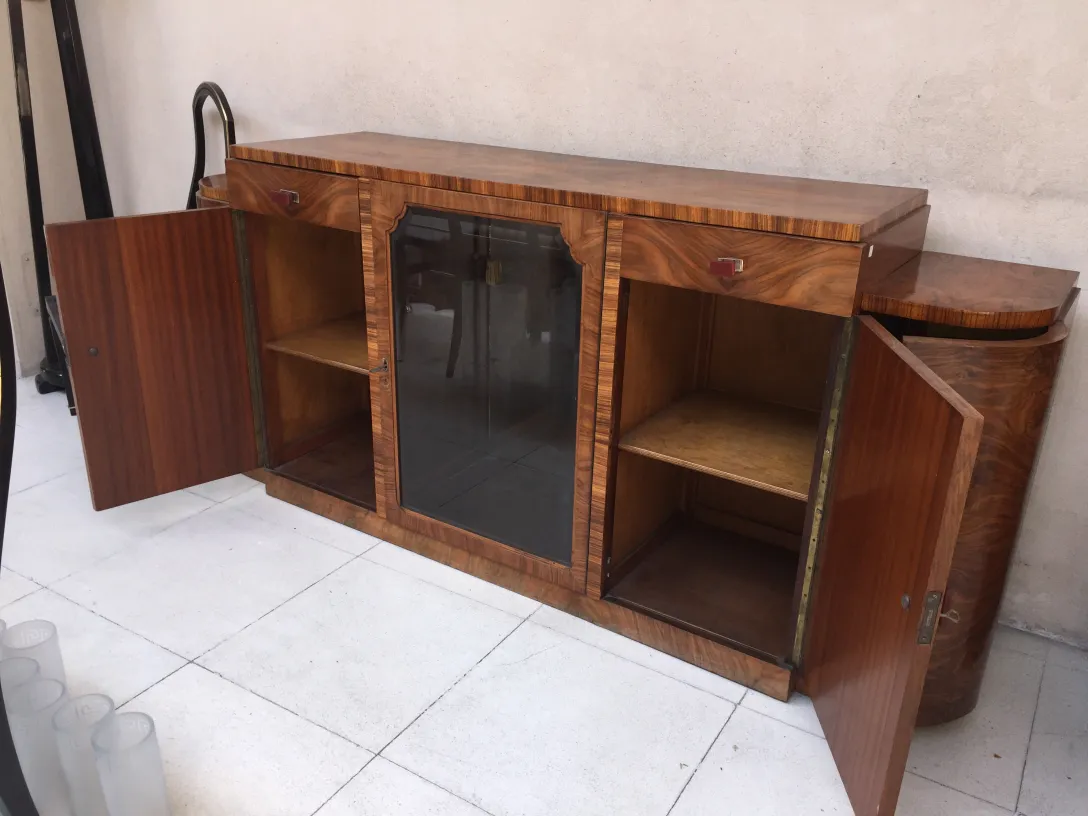 credenza antica con porte aperte e ripiani in un ambiente moderno