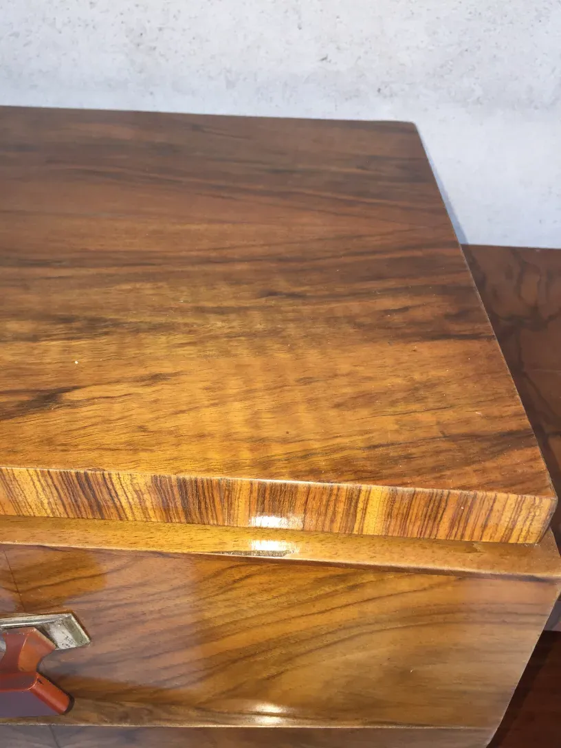 credenza antica con finitura lucida e dettagli eleganti