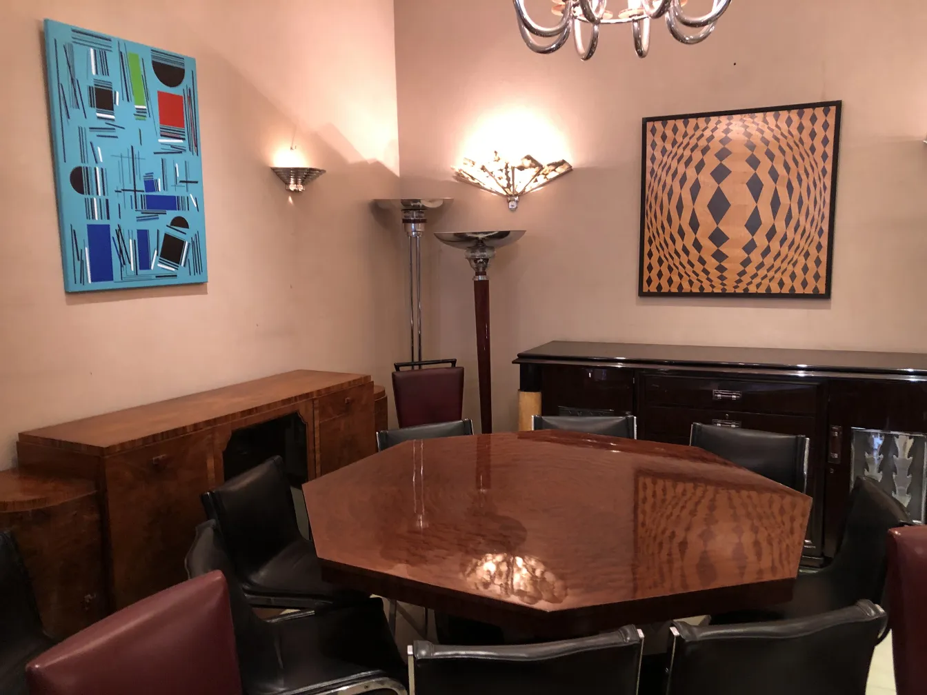 aparador antiguo con acabado brillante, ambientado en un comedor elegante.