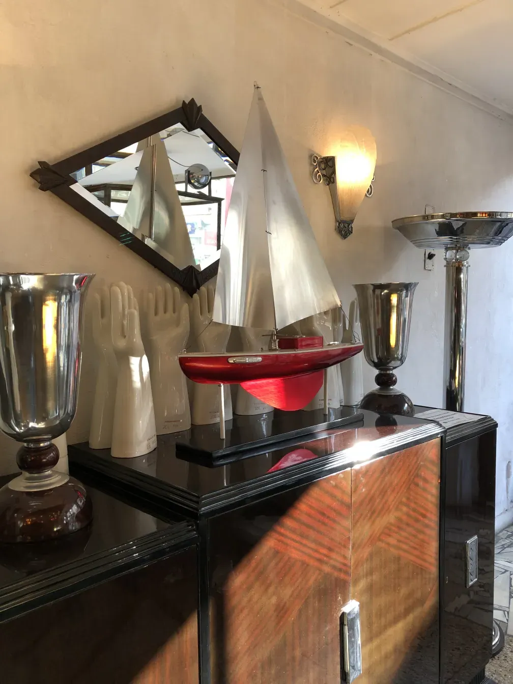 vaisselier antique avec décoration élégante et divers objets