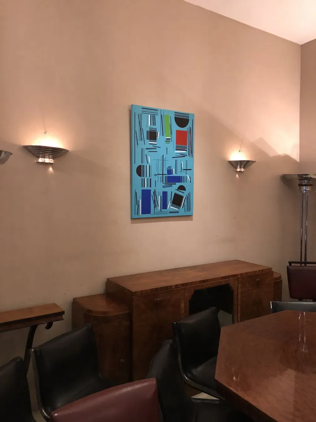 Credenza antica ed elegante in una stanza con arte moderna