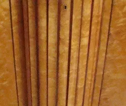 aparador antiguo decorativo de madera con detalles estilizados