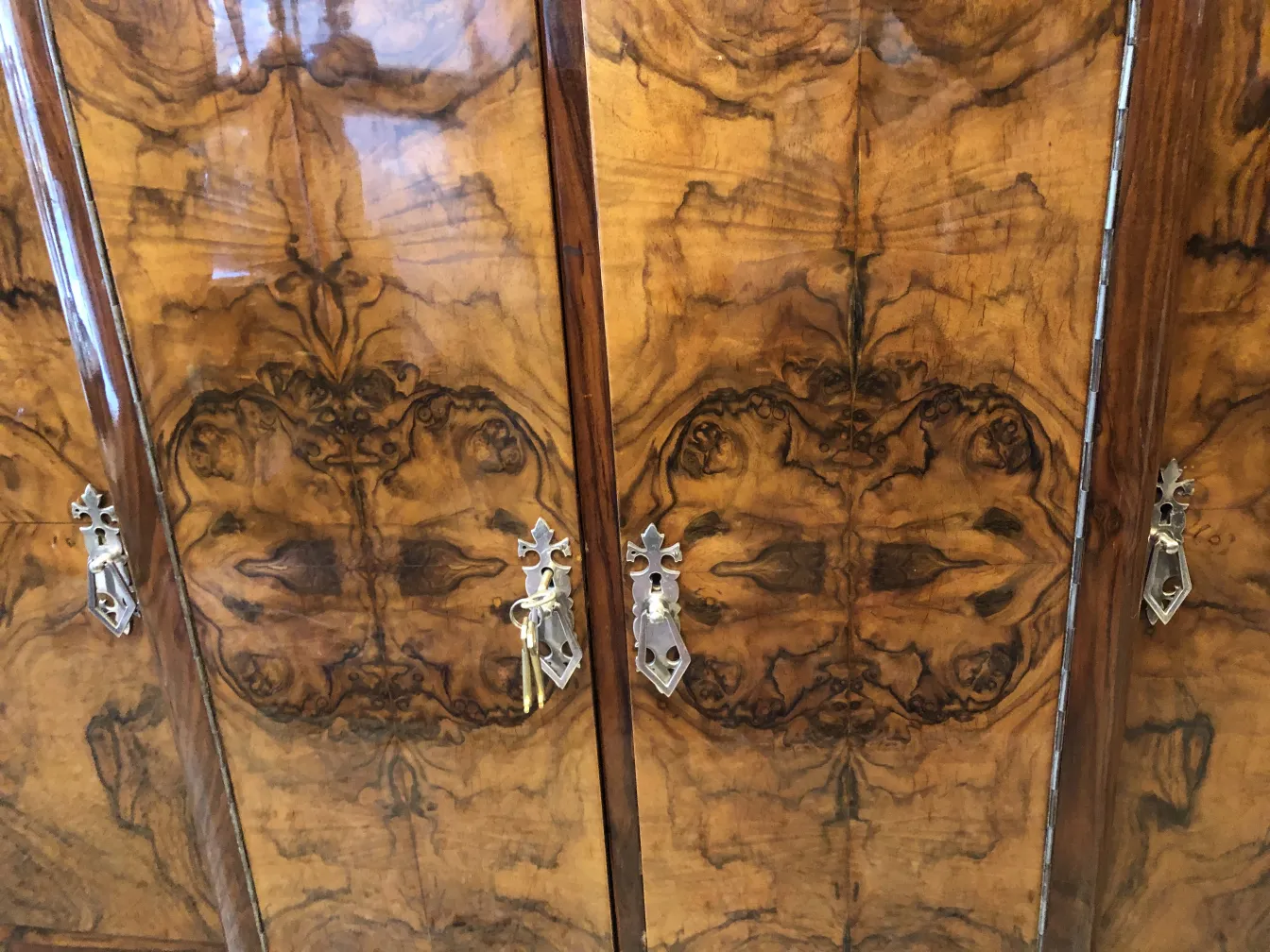 aparador antiguo con diseño decorativo y cerradura dorada