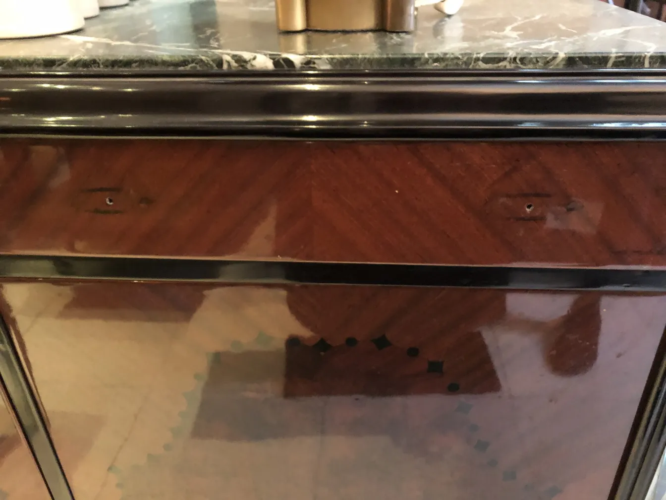 credenza antica con design classico e dettagli scuri